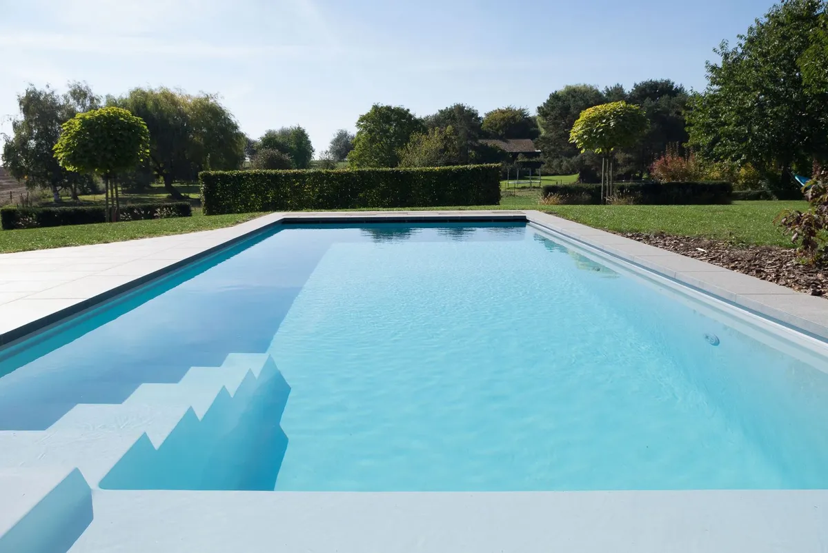 Pool mit Treppe und Steinplatten im Garten